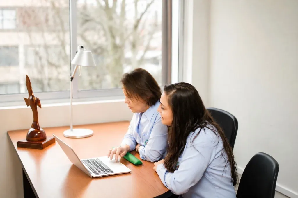 Equipo de Servicios Industriales Chome colaborando en oficina