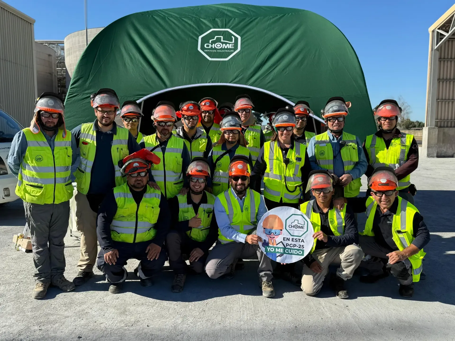 Cuadrilla Chome completa bajo el banner Chome, equipada con EPP